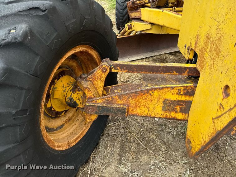 image for item DX5467 1975 John Deere 570A motor grader