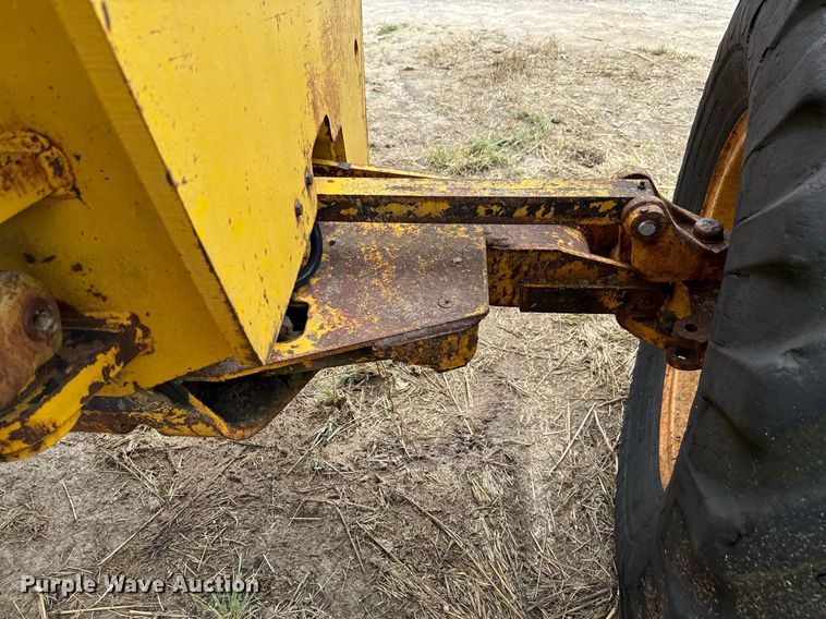 image for item DX5467 1975 John Deere 570A motor grader