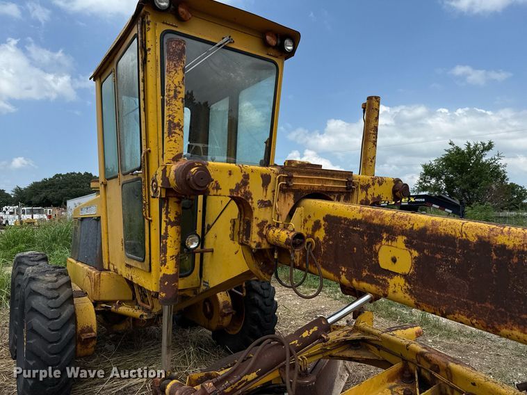 image for item DX5467 1975 John Deere 570A motor grader