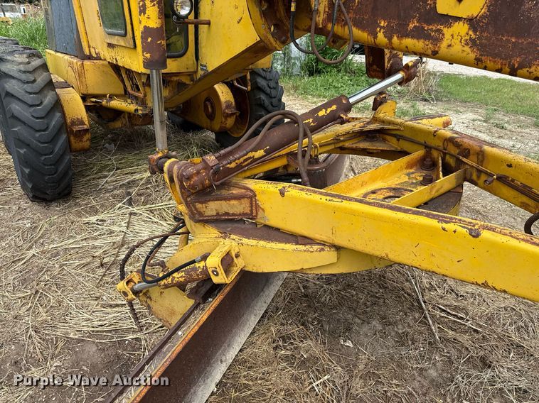 image for item DX5467 1975 John Deere 570A motor grader