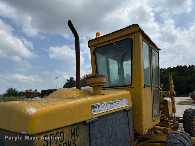 image for item DX5467 1975 John Deere 570A motor grader