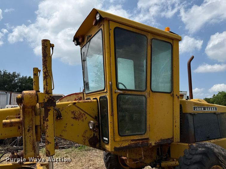 image for item DX5467 1975 John Deere 570A motor grader