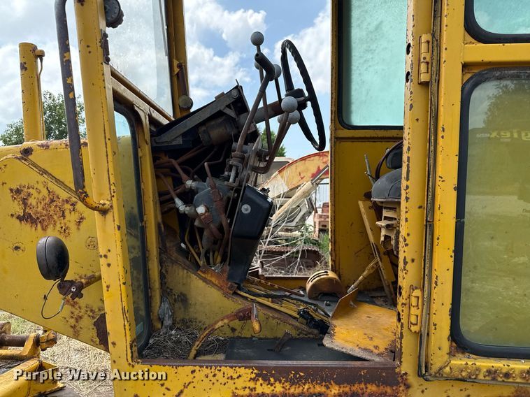 image for item DX5467 1975 John Deere 570A motor grader