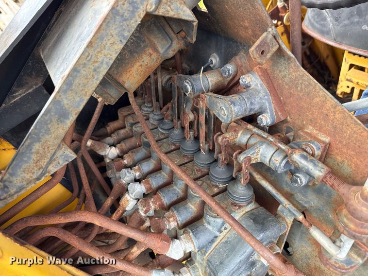 image for item DX5467 1975 John Deere 570A motor grader