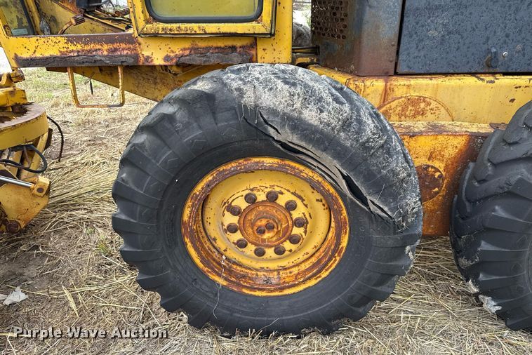 image for item DX5467 1975 John Deere 570A motor grader