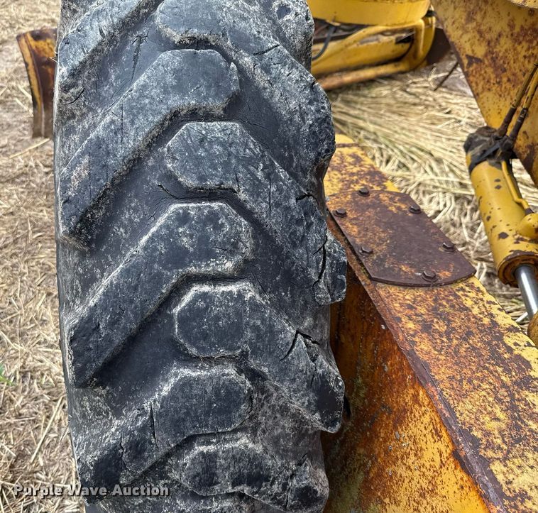 image for item DX5467 1975 John Deere 570A motor grader