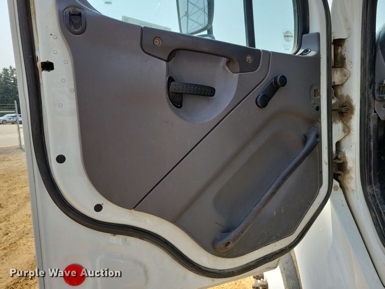 image for item DX6995 2013 Freightliner M2 bucket truck