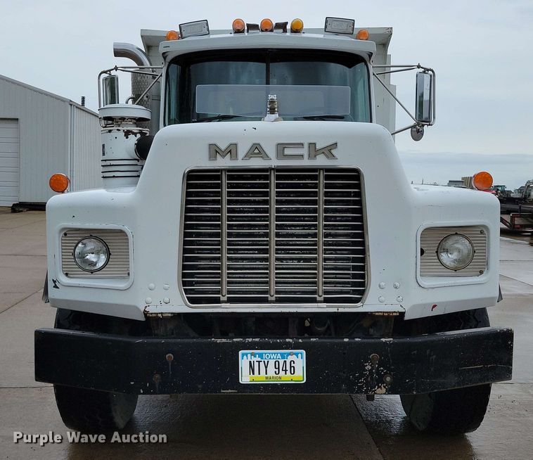 image for item DX6997 1990 Mack RB690S dump truck
