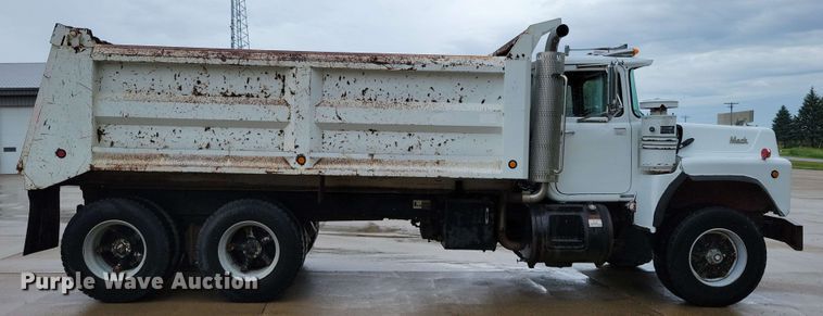 image for item DX6997 1990 Mack RB690S dump truck