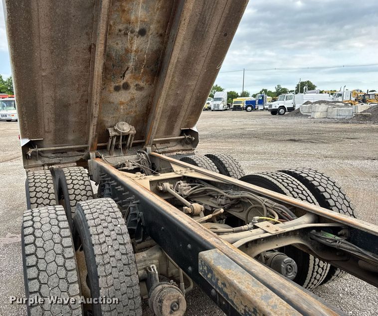 image for item DY0059 2011 International 7600 dump truck