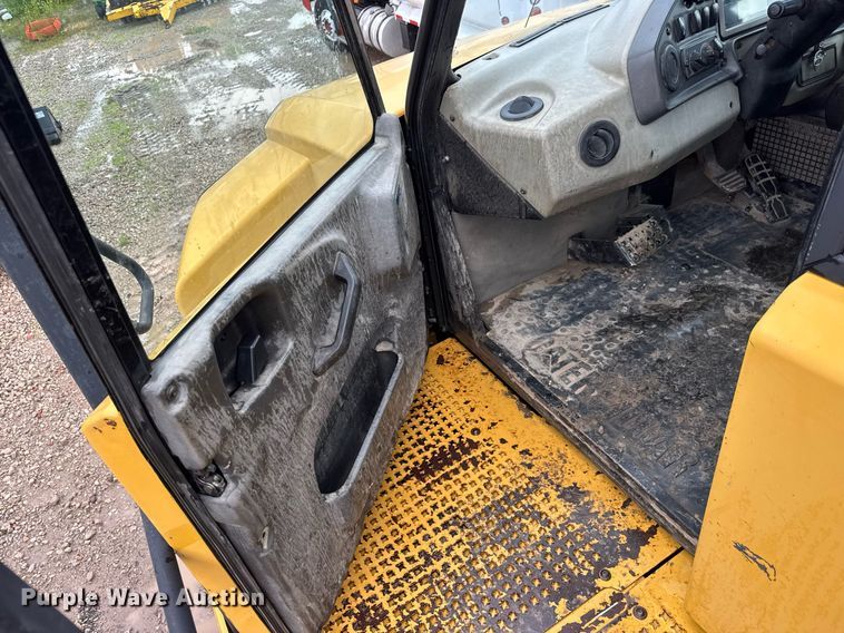 image for item DY0161 2011 Caterpillar 740B articulated haul truck