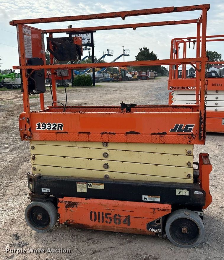image for item DY0578 2017 JLG 1932R scissor lift