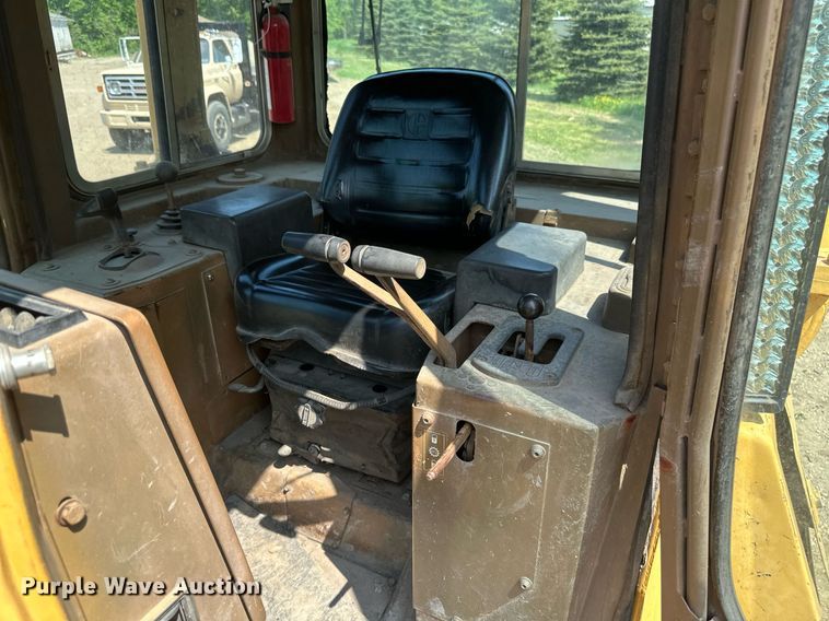 image for item EB2606 1986 Caterpillar D4H dozer