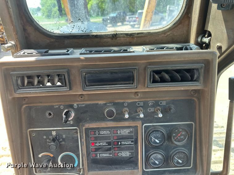 image for item EB2606 1986 Caterpillar D4H dozer