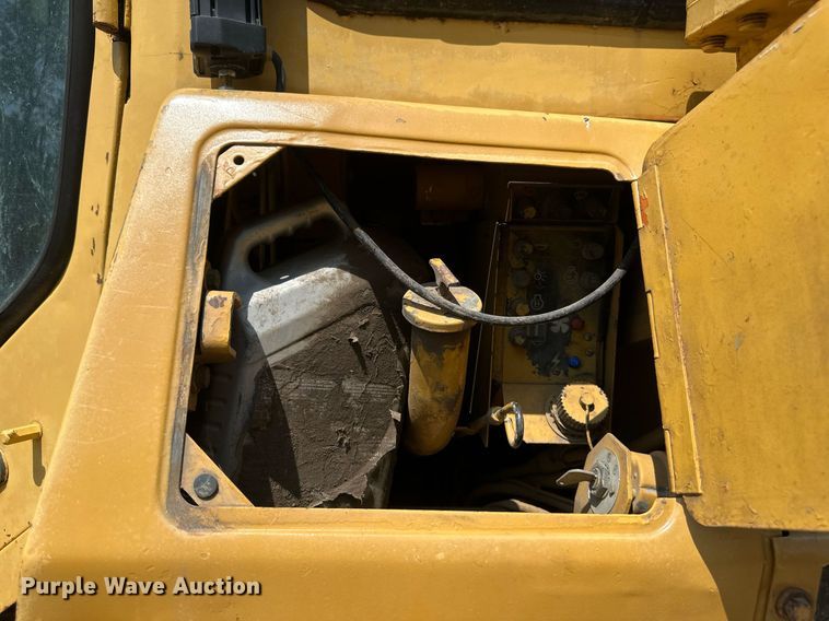 image for item EB2606 1986 Caterpillar D4H dozer
