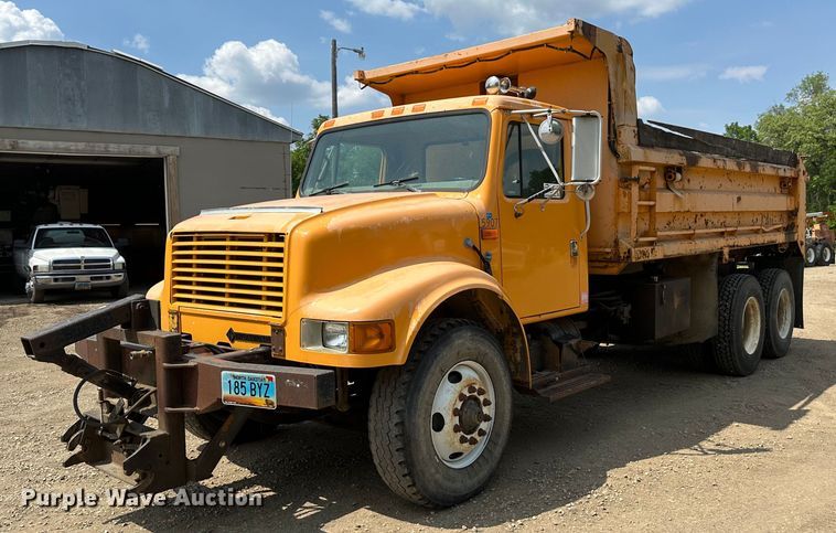 image for item EB2609 1999 International 4900 dump truck