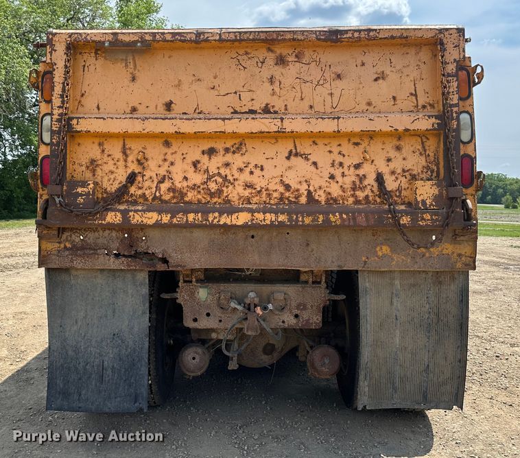 image for item EB2609 1999 International 4900 dump truck