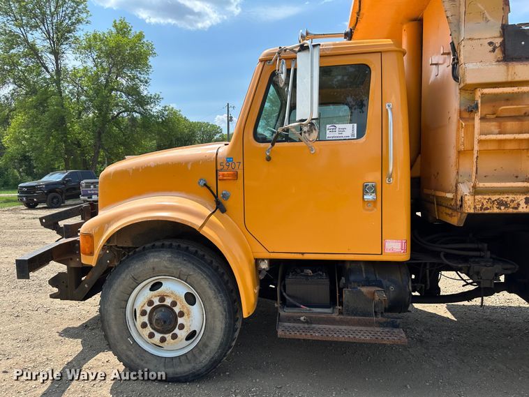 image for item EB2609 1999 International 4900 dump truck