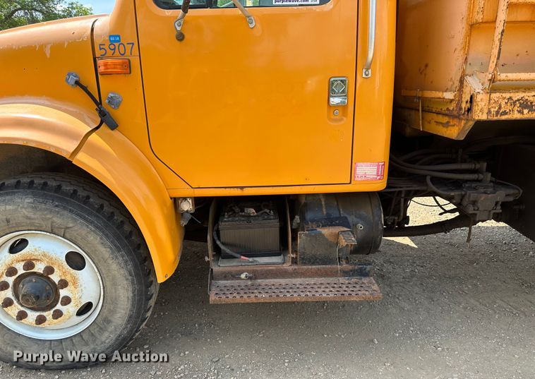 image for item EB2609 1999 International 4900 dump truck