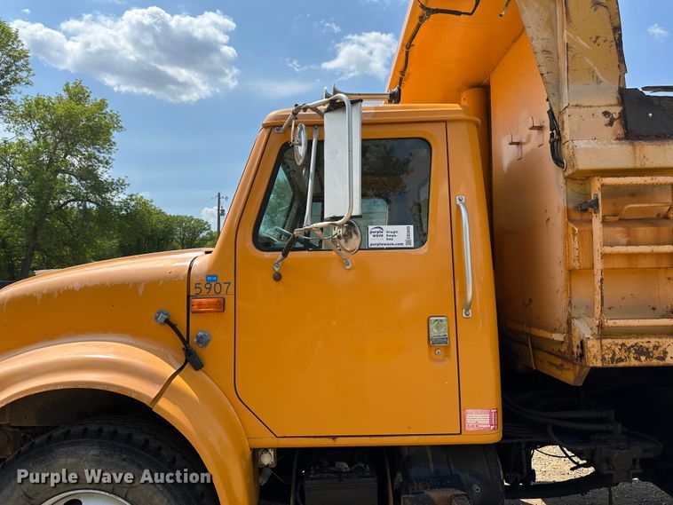 image for item EB2609 1999 International 4900 dump truck