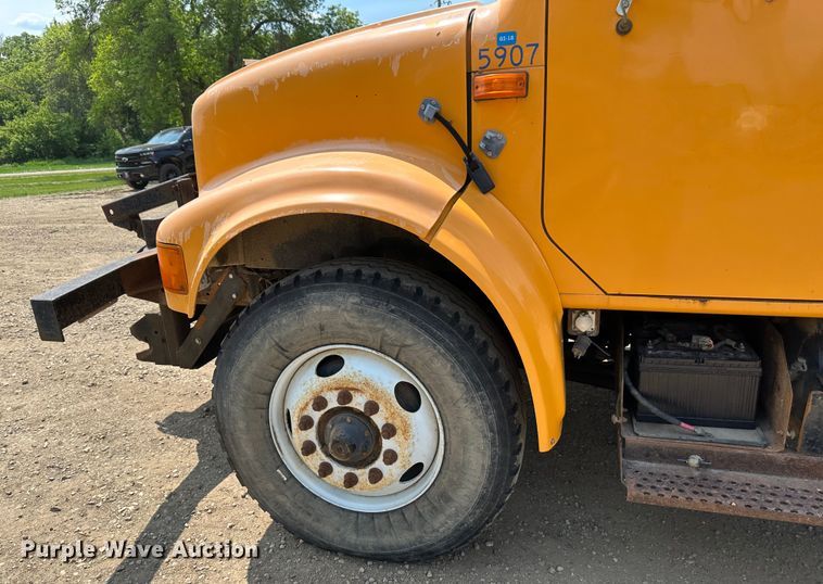 image for item EB2609 1999 International 4900 dump truck