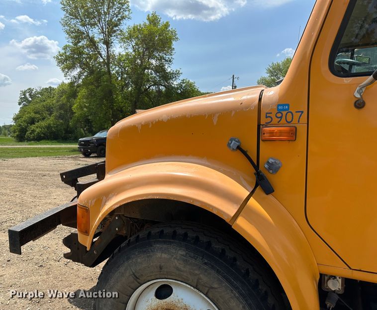 image for item EB2609 1999 International 4900 dump truck