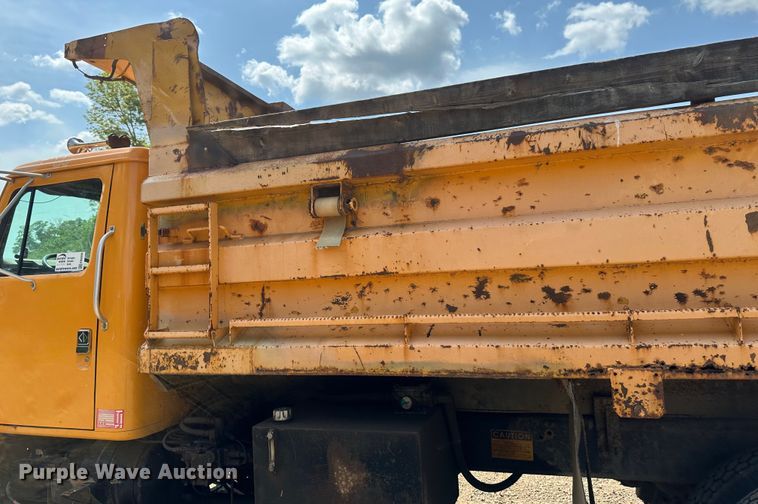 image for item EB2609 1999 International 4900 dump truck