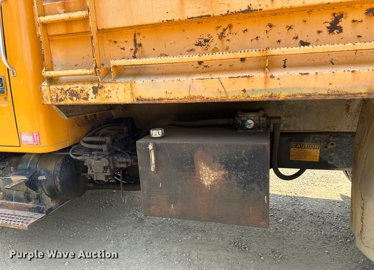 image for item EB2609 1999 International 4900 dump truck