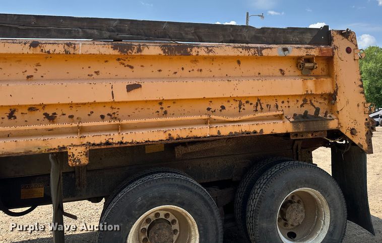 image for item EB2609 1999 International 4900 dump truck