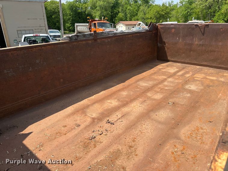 image for item EB2609 1999 International 4900 dump truck