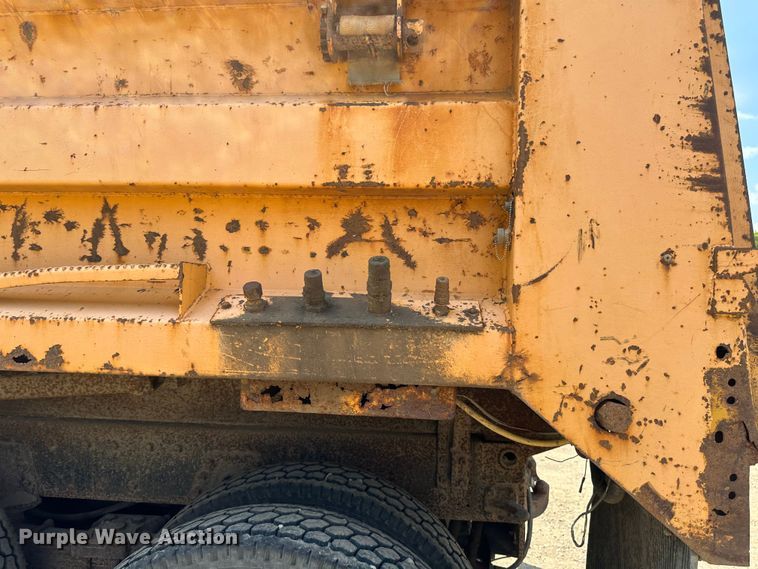 image for item EB2609 1999 International 4900 dump truck