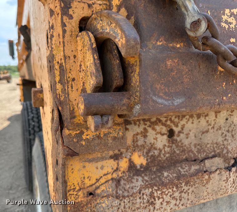 image for item EB2609 1999 International 4900 dump truck