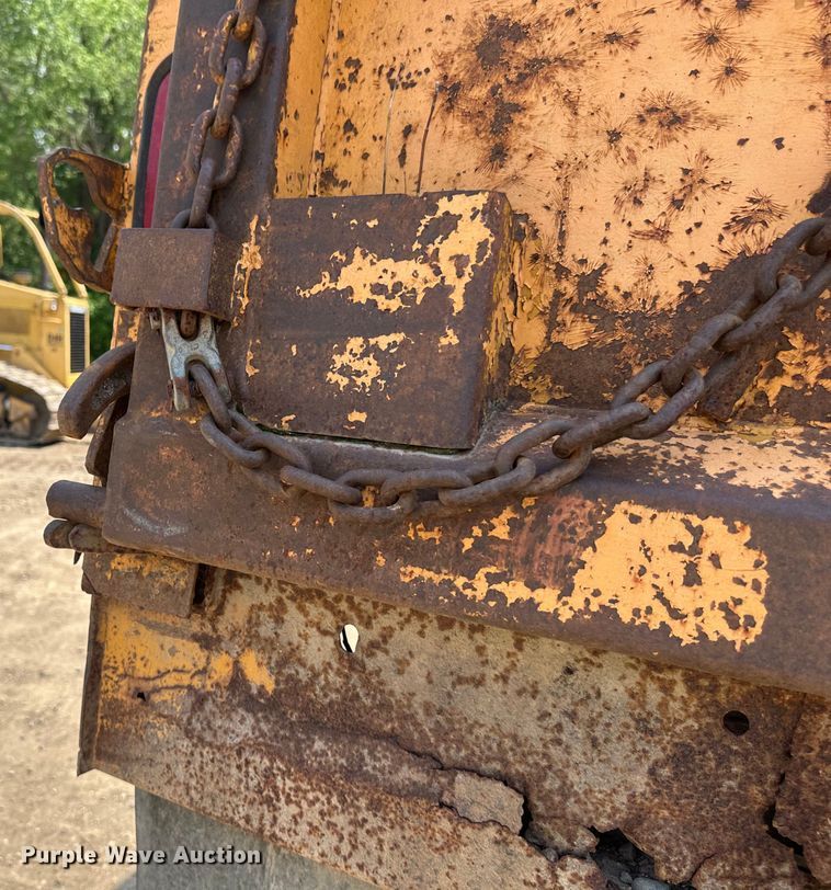 image for item EB2609 1999 International 4900 dump truck