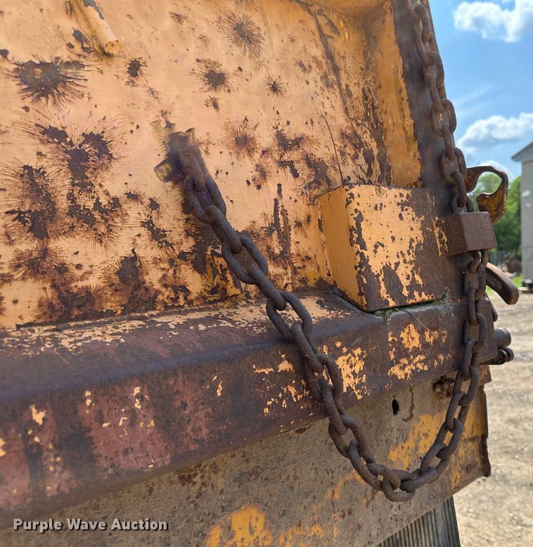 image for item EB2609 1999 International 4900 dump truck