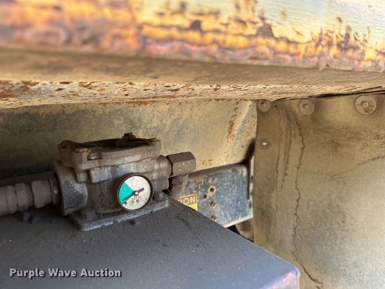 image for item EB2609 1999 International 4900 dump truck