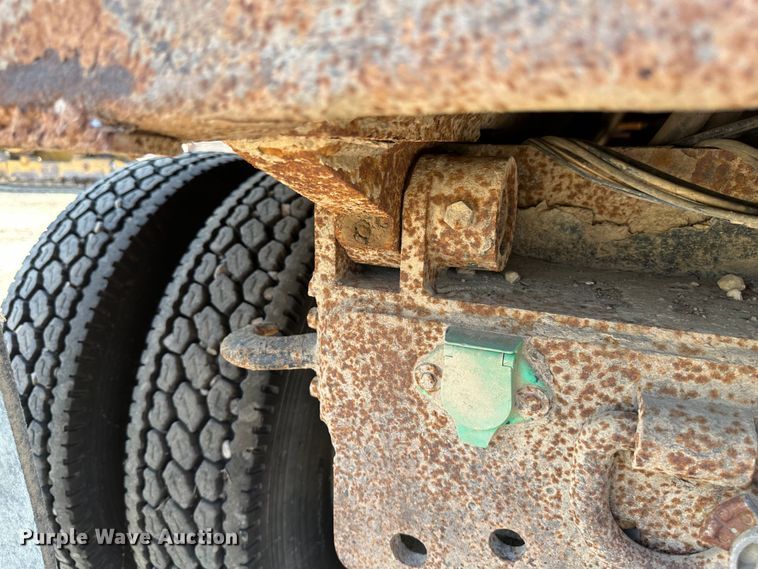 image for item EB2609 1999 International 4900 dump truck