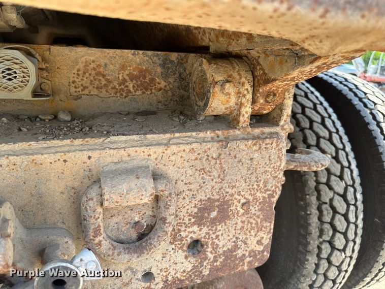 image for item EB2609 1999 International 4900 dump truck