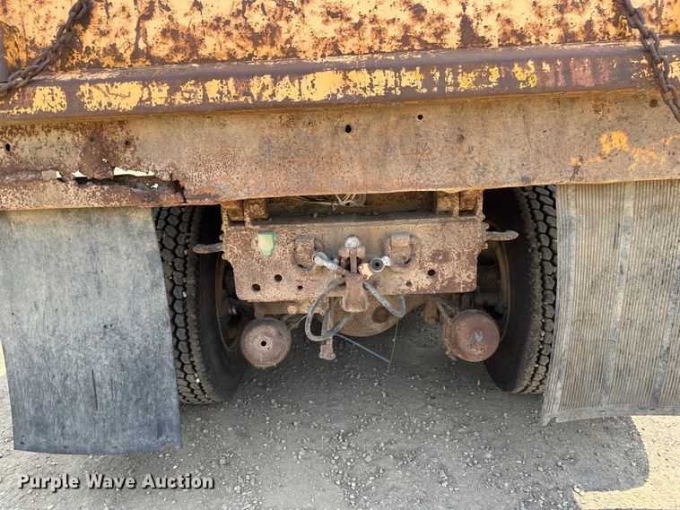 image for item EB2609 1999 International 4900 dump truck