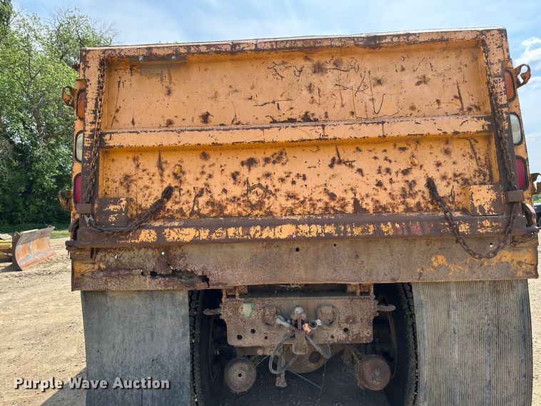 image for item EB2609 1999 International 4900 dump truck