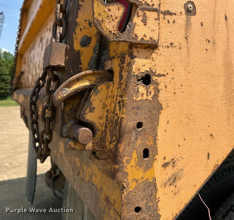 image for item EB2609 1999 International 4900 dump truck