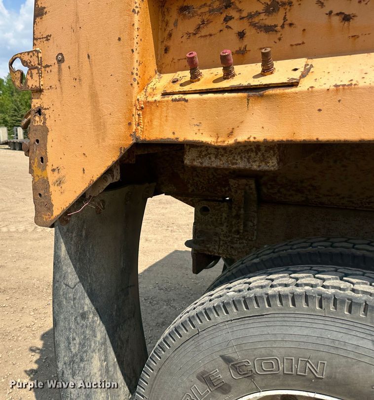 image for item EB2609 1999 International 4900 dump truck