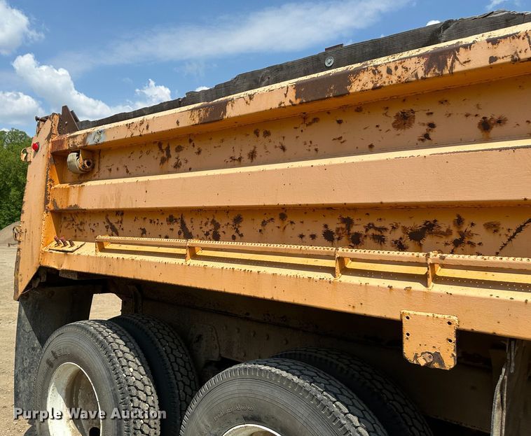 image for item EB2609 1999 International 4900 dump truck