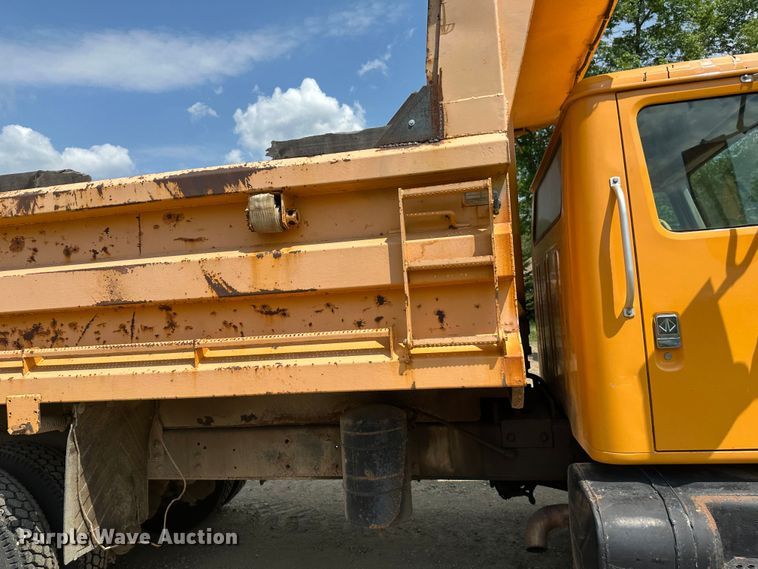 image for item EB2609 1999 International 4900 dump truck
