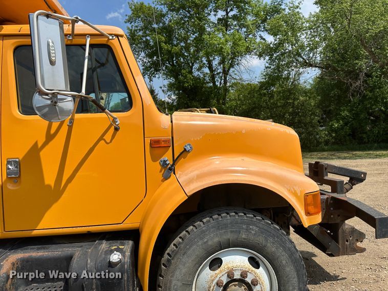 image for item EB2609 1999 International 4900 dump truck