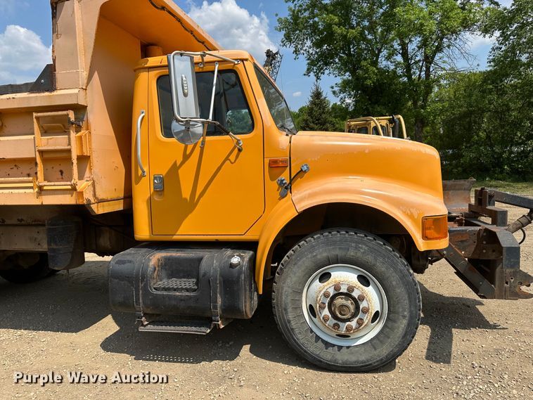 image for item EB2609 1999 International 4900 dump truck