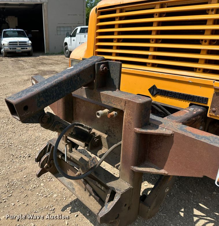 image for item EB2609 1999 International 4900 dump truck