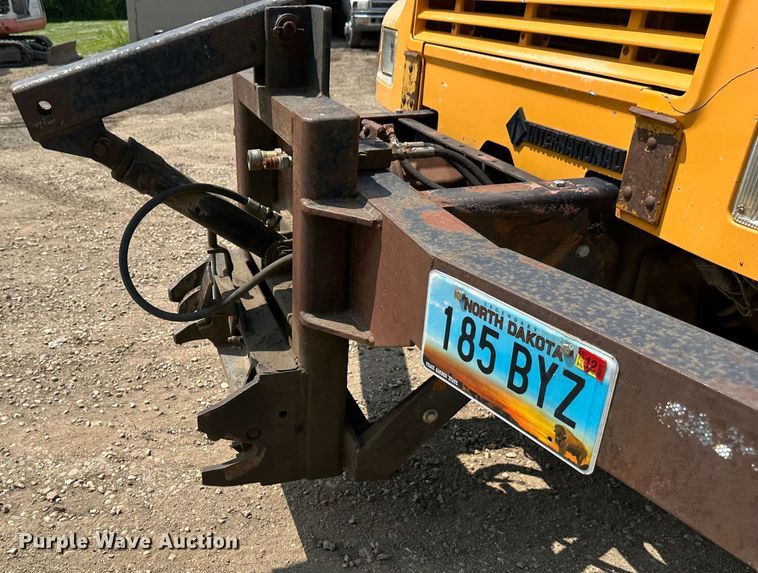 image for item EB2609 1999 International 4900 dump truck