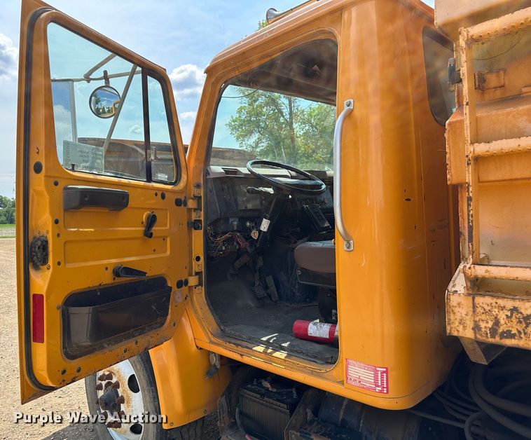 image for item EB2609 1999 International 4900 dump truck