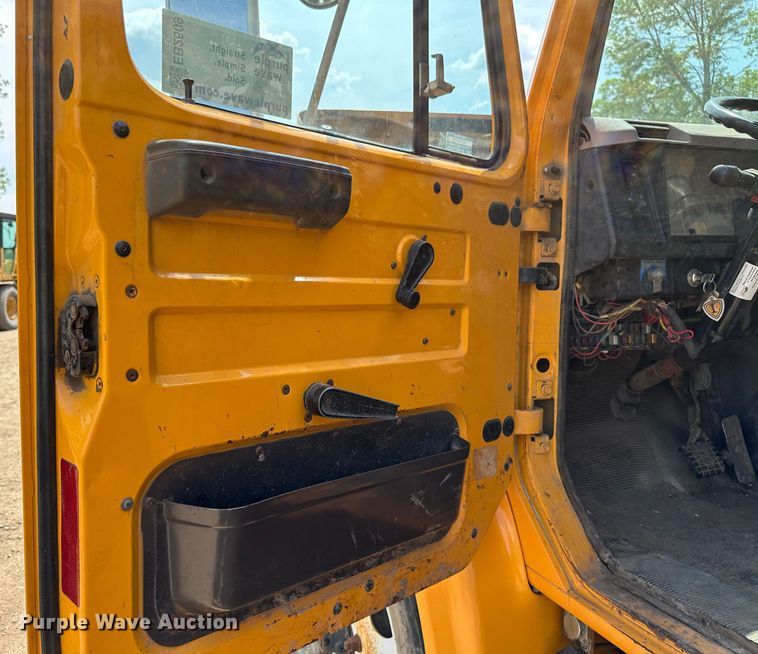 image for item EB2609 1999 International 4900 dump truck