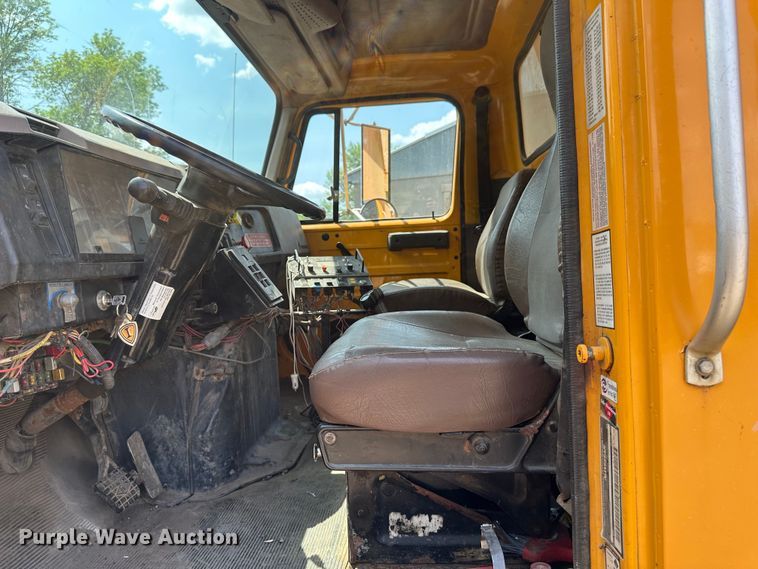 image for item EB2609 1999 International 4900 dump truck